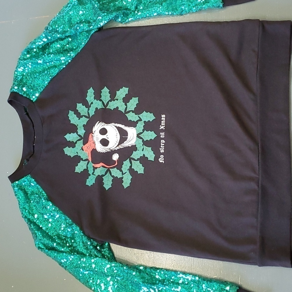 DISNEY, The night‎ before Christmas long sleeve tee with green sequin sleeve M
